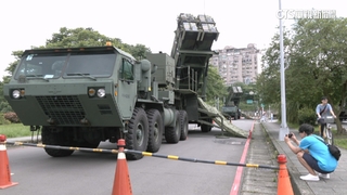 騎車巧遇「愛國者」飛彈車！　難得近距離.民眾搶拍