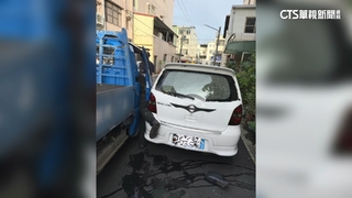 忘拉手煞車小貨車往前滑　司機「肉身急擋」慘遭夾