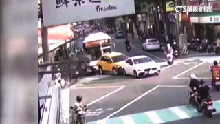 公車綠燈起步連環撞　機車後座54歲女遭捲車底亡