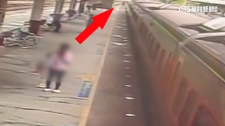 扯！男跳上自強號攀附連接處　「撐7分鐘」下車逃離