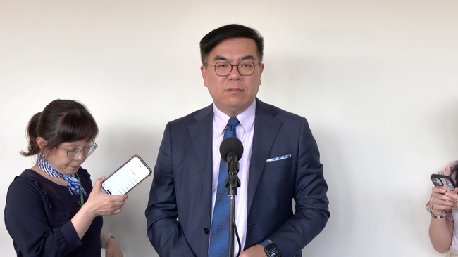 「丹娜絲」掀翻嘉南14萬片光電板　彭啓明強調「無毒」：水質檢測符合標準 | 華視新聞