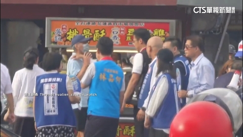 罷團反罷齊催票! 傅崐萁搭肩「博感情」 民眾秒甩開手