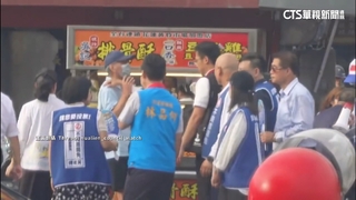 罷團反罷齊催票！　傅崐萁搭肩「博感情」　民眾秒甩開手