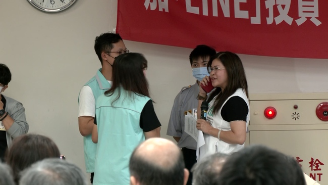 立委考察罷免投票所　麥玉珍模擬違規民眾「我聽不懂中英文」 | 華視新聞