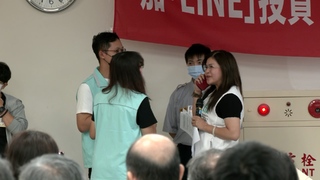 立委考察罷免投票所　麥玉珍模擬違規民眾「我聽不懂中英文」