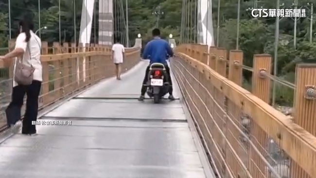 通勤像走鋼索！　吊橋地板快掀起　原民會：將修繕 | 華視新聞