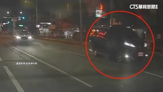 鳳梨「車遭槍掃射」新畫面曝！　「槍手騎士」3秒超車狂射