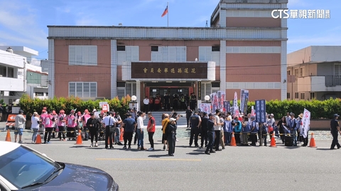 花蓮選情激烈! 罷團.反罷方宣講市場外相遇 當街交火不斷