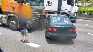 國道75歲翁「硬插聯結車前方」　左切擦撞驚打橫！