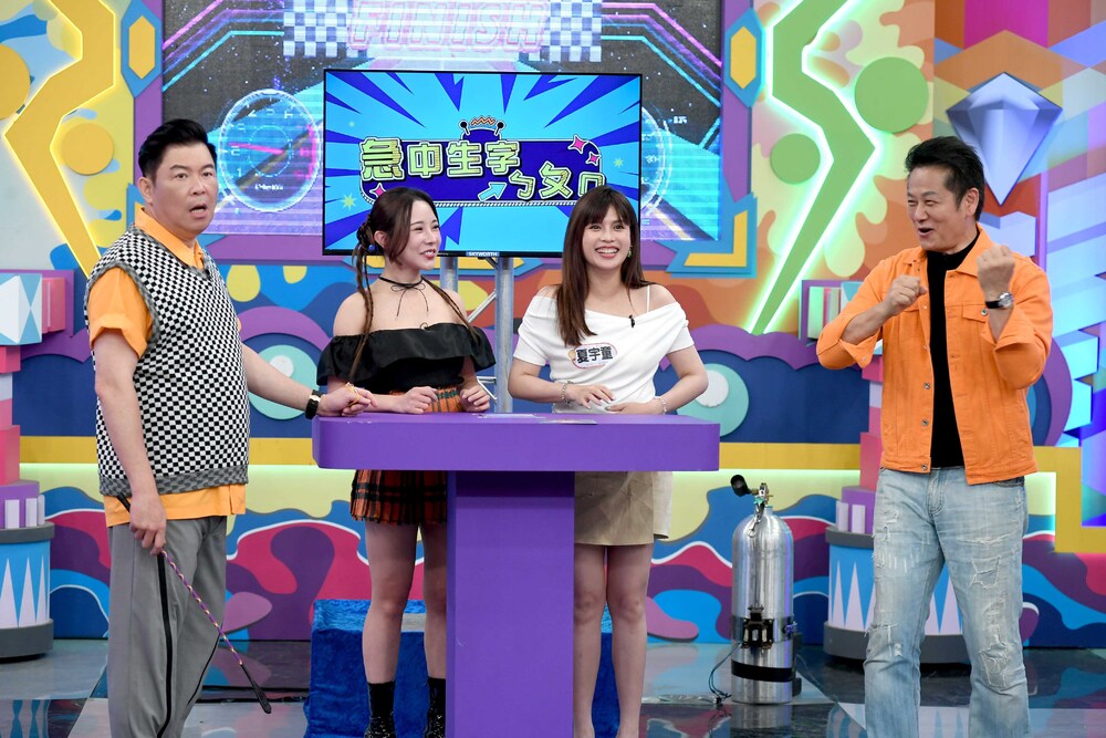 曾國城(左起)、巫苡萱、夏宇童、徐乃麟,夏宇童被關心懷孕要加油。