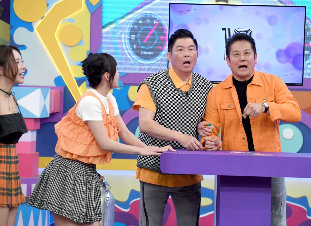 徐乃麟(右) 玩遊戲秒失憶。