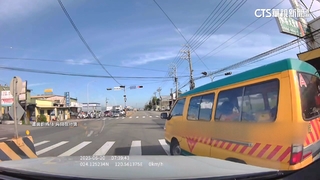 鑽車陣.闖紅燈.大迴轉　娃娃車司機違規罰款丟飯碗