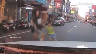 不走斑馬線！媽牽2童穿越車道　駕駛急剎險撞上