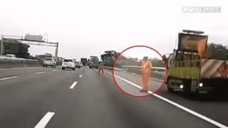 遊覽車國道撞工人　全身多處骨折住院救治