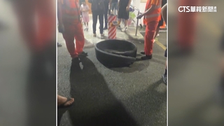 國道出現「輪胎皮」　22輛車輾過受損　路肩停整排！