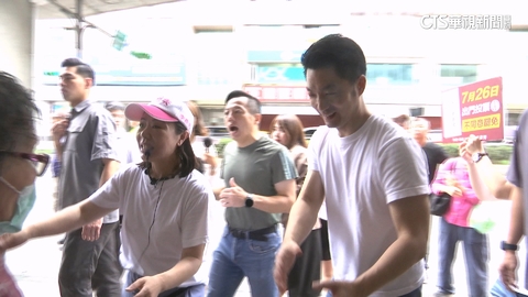 李彥秀合體蔣萬安拚陸戰 罷團拉布條宣傳投同意