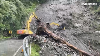 薇帕致災！　南橫161.1K坍方　2怪手趁雨停搶修