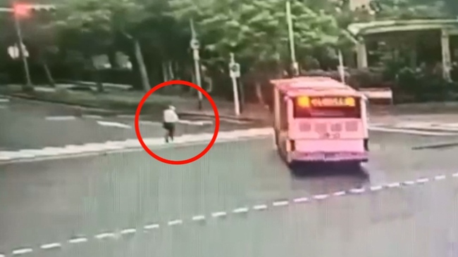 名醫周佳正遭公車撞亡　Cheap曬日本未停讓「警察秒出動」影片：這在台灣100%不會被抓 | 華視新聞