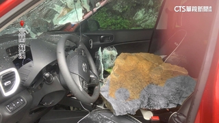 宜蘭台9線落石砸車　2大人受傷送醫.後座小孩嚇壞