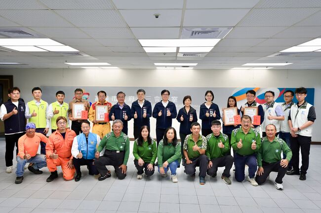 高市府團隊支援嘉南救災14天　陳其邁頒發獎勵金、給予榮譽假2天 | 華視新聞