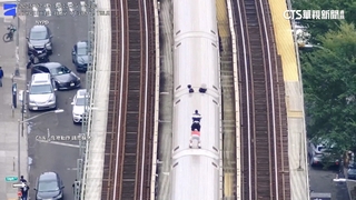 素人想學阿湯哥！　4青少年在紐約玩「地鐵衝浪」