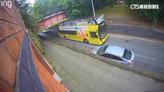 悚！英國雙層巴士硬過「限高橋」　車頂瞬間削平釀20傷