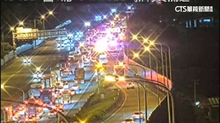 國1新竹段轎車撞護欄　駕駛疑「下車查看」遭8車輾過亡