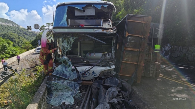 新北萬里聯結車撞國光客運！　1乘客「頭部重創」送醫不治、14人輕重傷 | 華視新聞