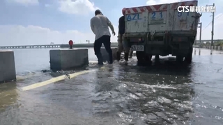 丹娜絲重創又逢天文大潮　台南七股海水倒灌道路成汪洋