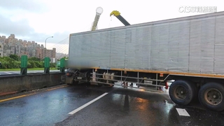 疑天雨路滑！國道4車追撞2傷　聯結車打橫卡車道