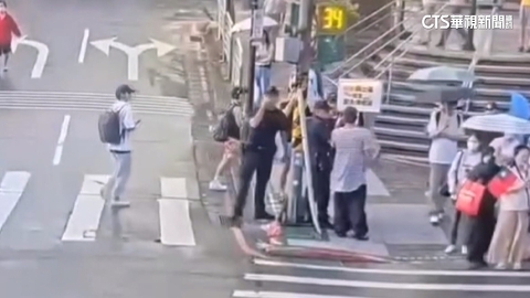 投票日倒數! 花蓮罷傅.反罷免團體同路口拉票