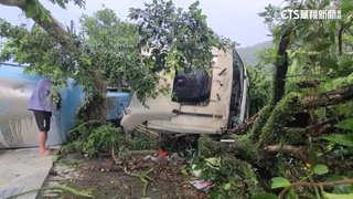頭城聯結車撞分隔島橫躺馬路　駕駛稱精神不濟肇禍