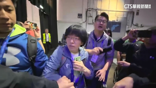 世大運台灣隊跆拳道男團奪銀　竟遭中國亂闖硬搶賀電 | 華視新聞