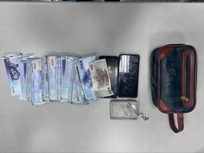 17萬現金差點進焚化爐！粗心男「皮包誤丟垃圾車」　熱心警及時找回 | 華視新聞