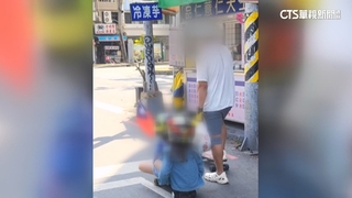 車流量大！　滑板男帶頭　2孩雙貼坐滑板驚險過馬路