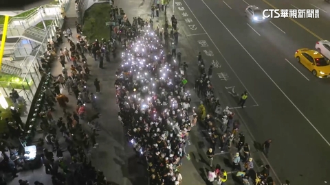 挺罷民眾聚集高雄中央公園 尹立:罷免非仇恨而是愛