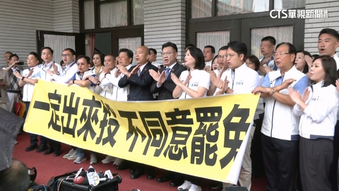 韓國瑜率藍委反罷 立院喊「風雨無阻保衛民主」