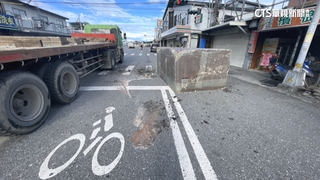 花蓮曳引車載巨石急剎掉落車道！　險砸隔壁車輛