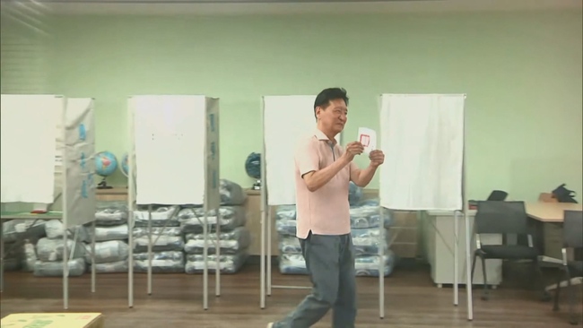 羅智強送「東非獅子」陪投票　趙少康完成投票太開心「亮票」給媒體拍 北市選委會給回應 | 華視新聞