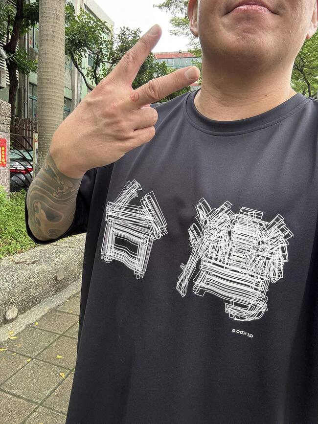 杜汶澤把「台灣」穿身上投票！　嗨喊：聞到自由的氣味 | 華視新聞