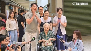 柯媽坐輪椅現身投票　黃國昌秒擋「柯議題」