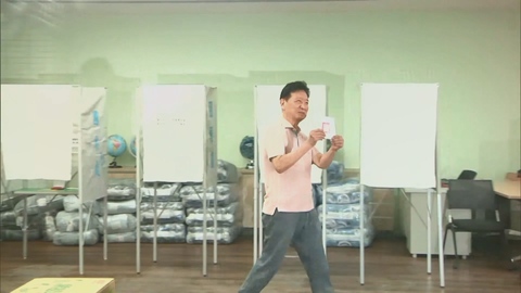 投完票「亮票」給媒體拍 趙少康稱「以為是背面」:錯誤示範