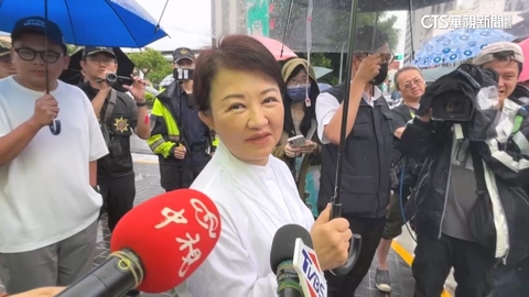 走廊窄人太多 盧秀燕推倒選務員水瓶 彎腰撿