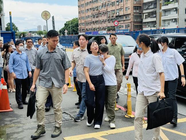 蕭美琴投票見蘇巧慧脫口1句　下秒喊「歹勢」！ 逗笑2.8萬人 | 華視新聞