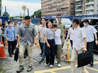 蕭美琴投票見蘇巧慧脫口1句　下秒喊「歹勢」！ 逗笑2.8萬人