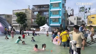 旗津氣墊水樂園開張　車潮.人潮滿　民：停車不方便