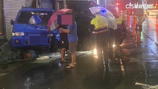 駕駛疲駕恍神　逆撞路邊貨車.民宅鐵捲門