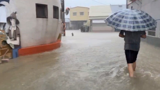 馬路淹成小河！台南市府宣布：後壁區今日停班停課 | 華視新聞