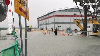 雨炸嘉義！　台積電AP7廠「淹一片」　員工冒險涉水