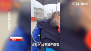雨彈濫轟台南後壁區.鹽水區　警消揹長者涉水撤離